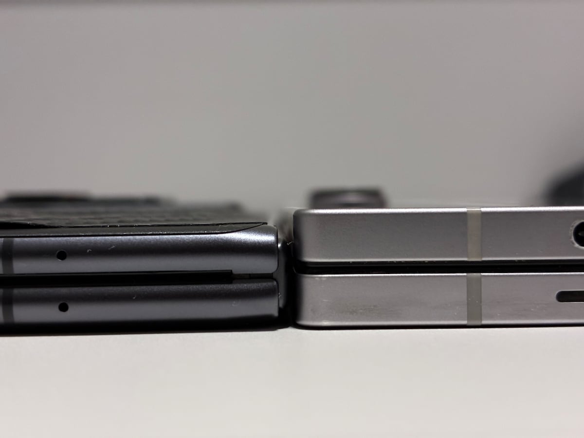 本体厚みの比較（nubia FoldとGalaxy Z Fold 6）