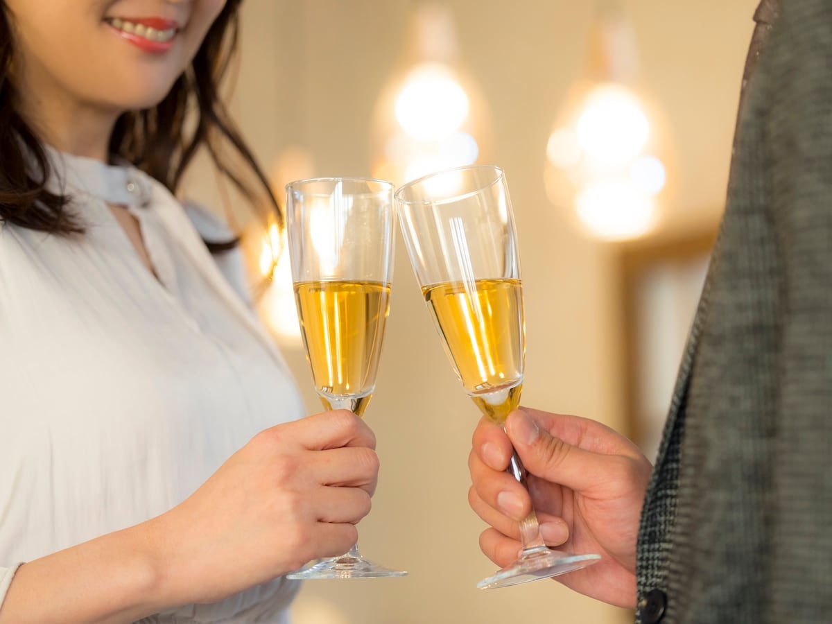 妻の飲み会の回数が増えていく（画像：PIXTA）