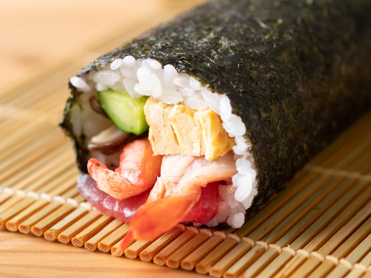 恵方巻を食べる時のルールはありますか？ ※画像：PIXTA