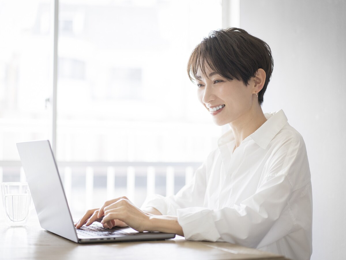 個人向け国債固定3年とネット銀行の定期預金に100万円預けたときの利息の違いは？※サムネイル画像：amanaimages　