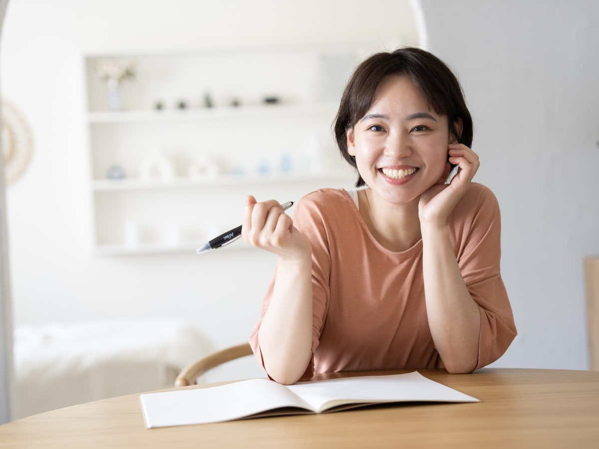 個人向け国債固定5年とネット定期預金に10万円預けたときの満期時の利息の違いは？※サムネイル画像：amanaimages
