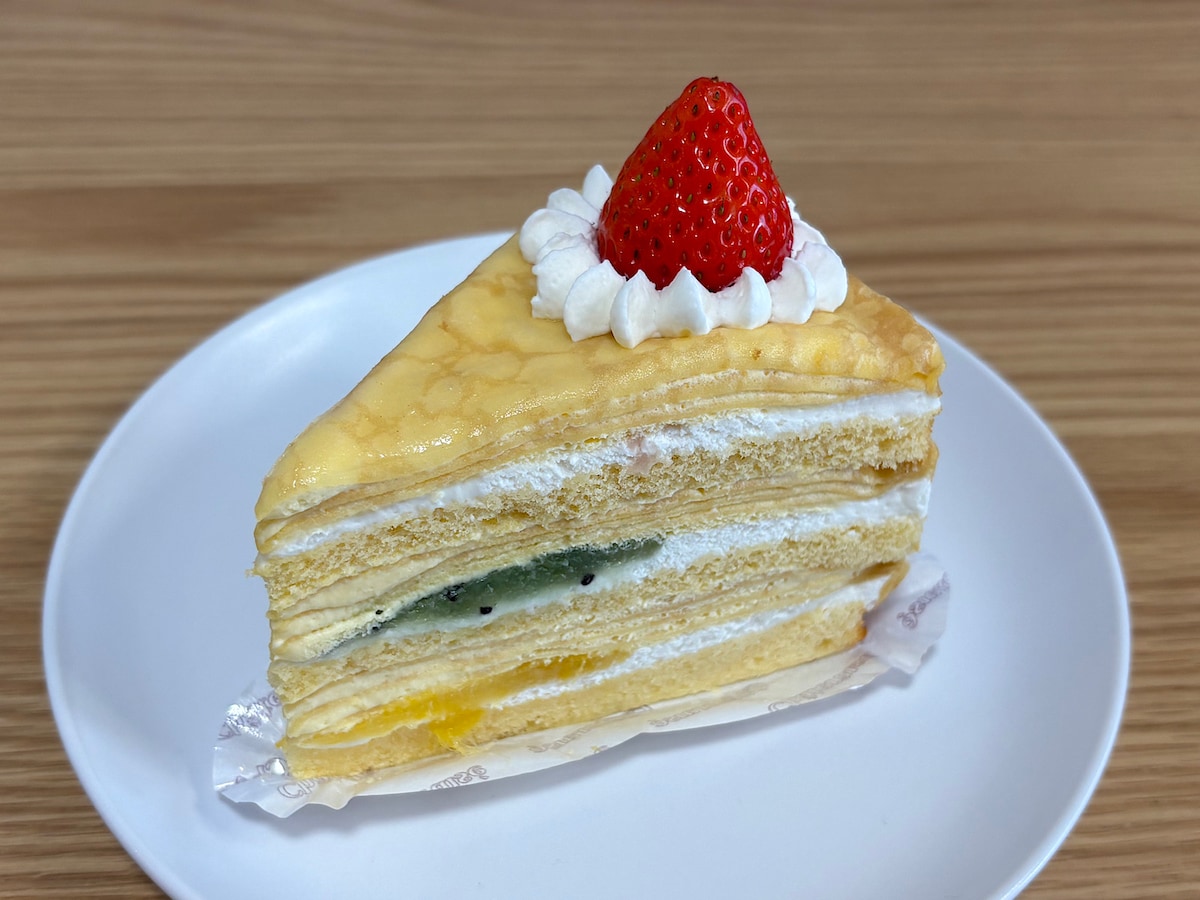 3位は、フルーツの甘酸っぱい味わいと、何層にも重なったクレープの口どけが楽しめる一品です 