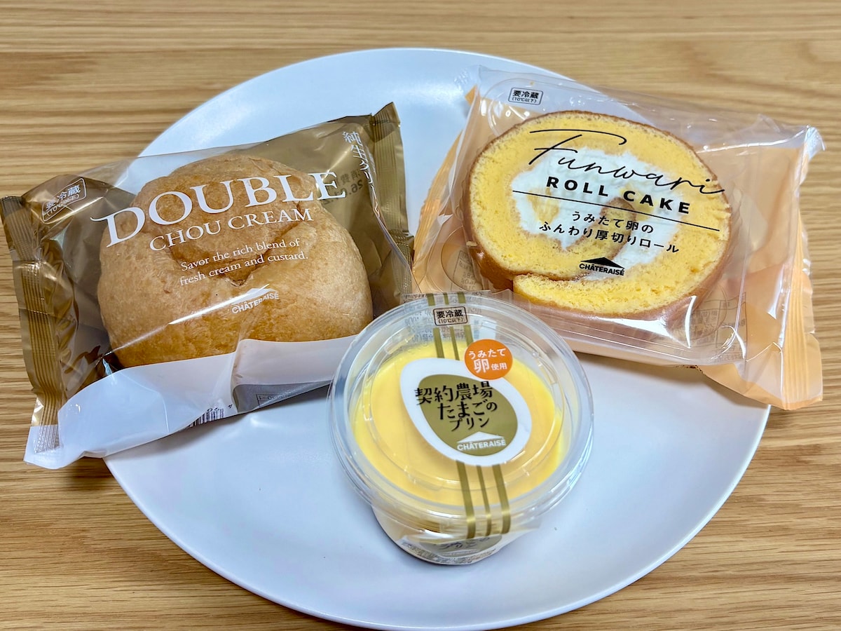 右上：うみたて卵のふんわり厚切りロール、左上：ダブルシュークリーム北海道純生クリーム、中央下：契約農場たまごのプリン 