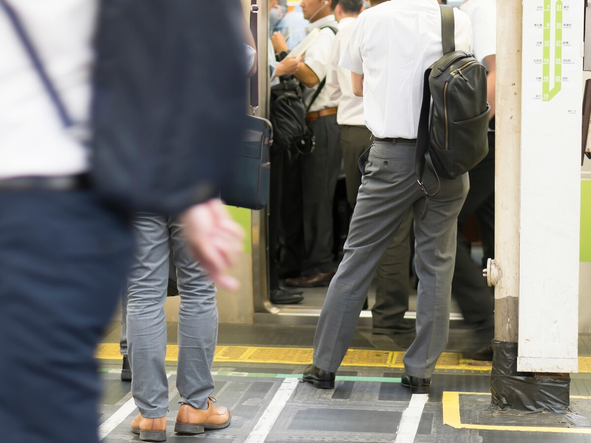 通勤ラッシュの電車内で鼻血を出している男性が……（画像：PIXTA）