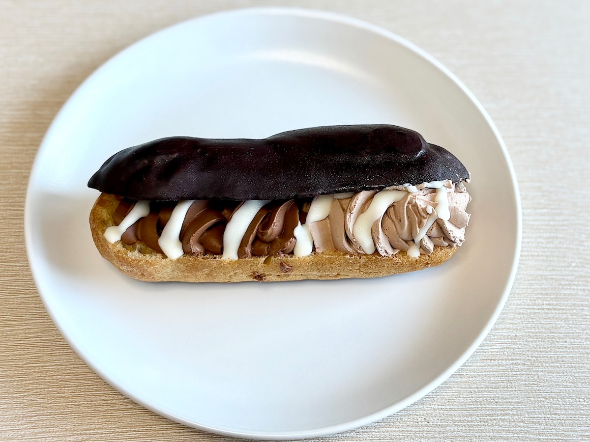 4種類のチョコが楽しめるチョコ尽くしのエクレアです