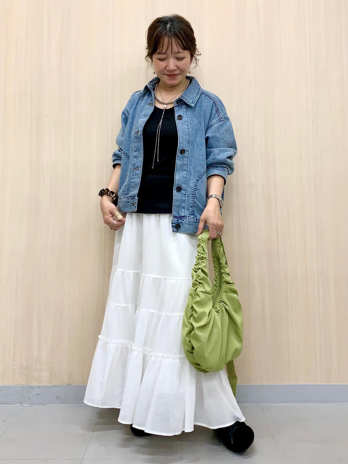 ベーシックなデニムジャケットも丸みシルエットが今っぽい 出典:StyleHint