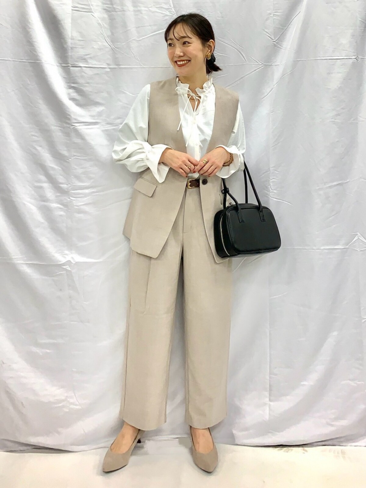 きれいめベストはセミフォーマルコーデにも最適です 出典:StyleHint