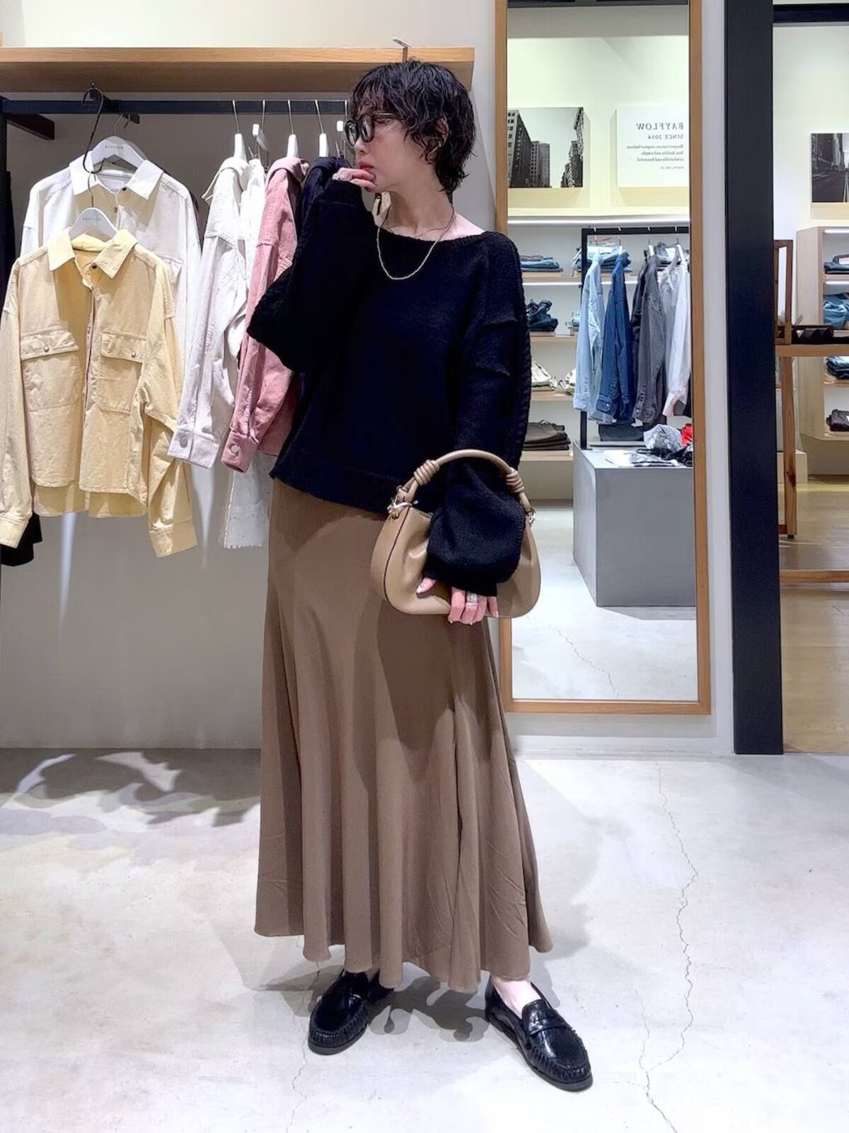 【OKコーデ】ドライタッチな素材のニットは春も着やすい　出典：WEAR