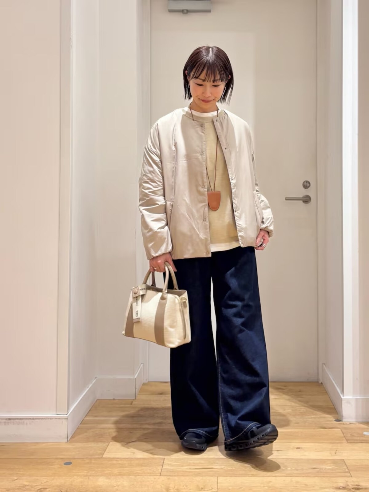 【OKコーデ】中綿入りアウターもベージュなら春らしく着られます　出典：WEAR