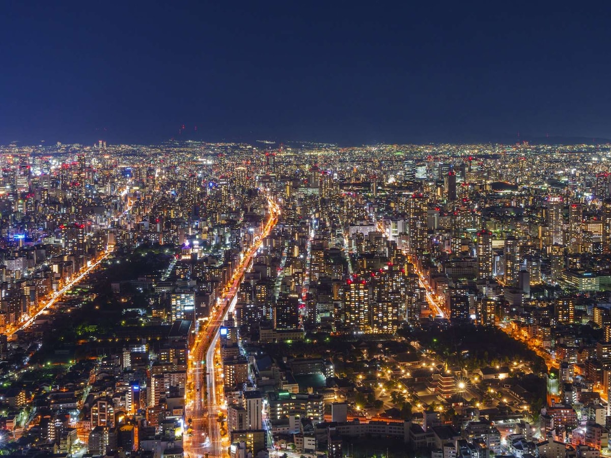 大阪・あべのハルカスから見た四天王寺のライトアップ ※画像：PIXTA