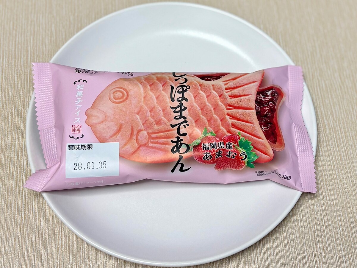 「和菓子アイス たい焼き最中 福岡県産あまおう しっぽまであん」1個118円（税込） ／ 4個入432円（税込） 
