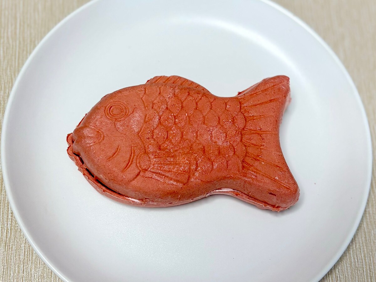食べるのがもったいなくなる、愛らしいピンク色のたい焼きが特徴。食べる前からいちごの甘い香りが広がります