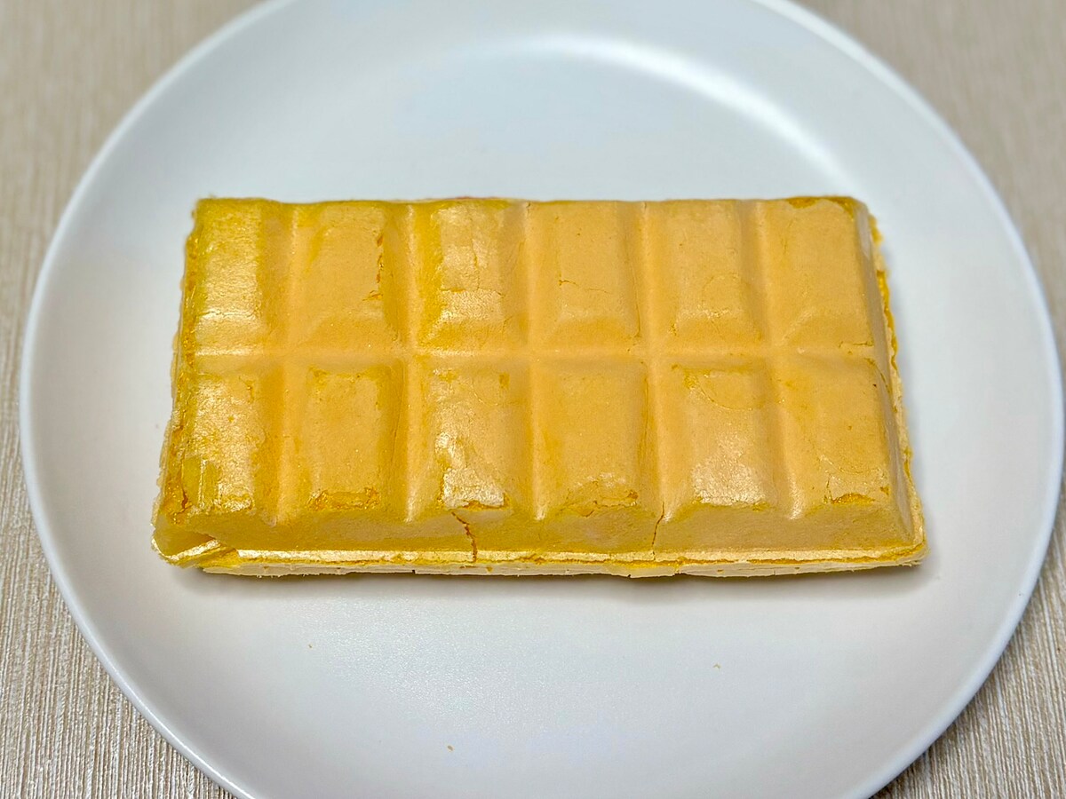 最中には、2種類のアイス、いちごソース、いちごチョコが包まれています