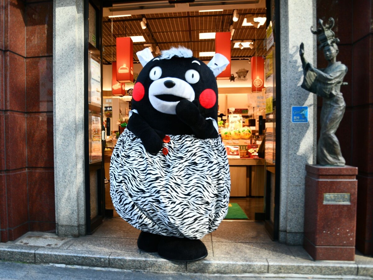 新年の初売りに「しまうま」柄で登場したくまモン＝1月6日、東京都中央区