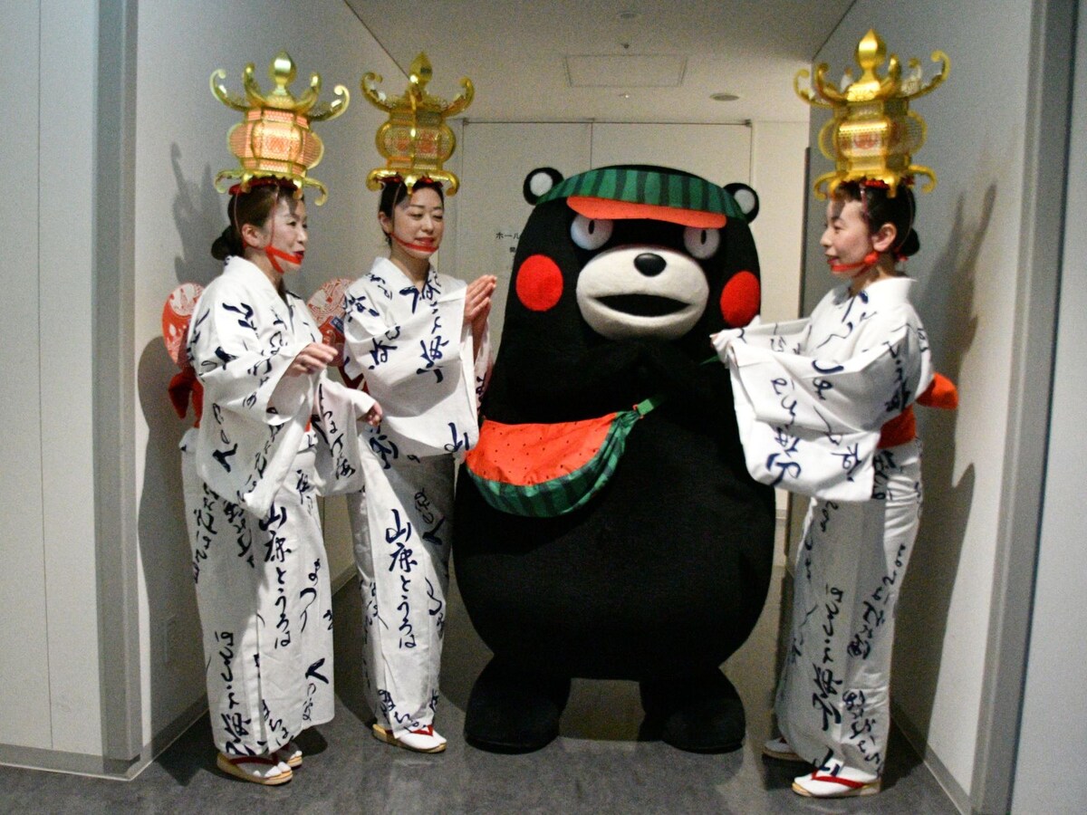 灯籠踊りを一緒に踊ったモン＝1月18日、東京都千代田区