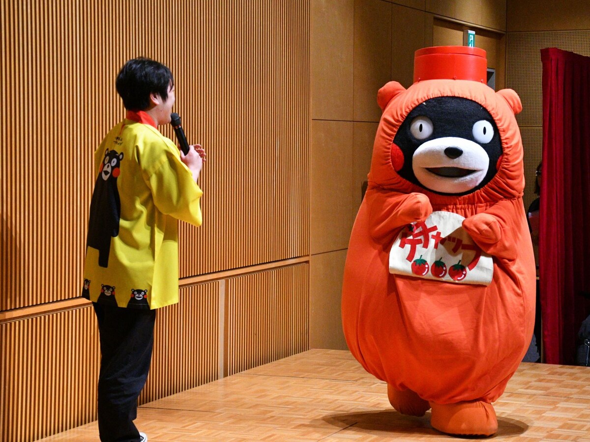 頭についたキャップを外したらケチャップが！＝1月25日、福島市