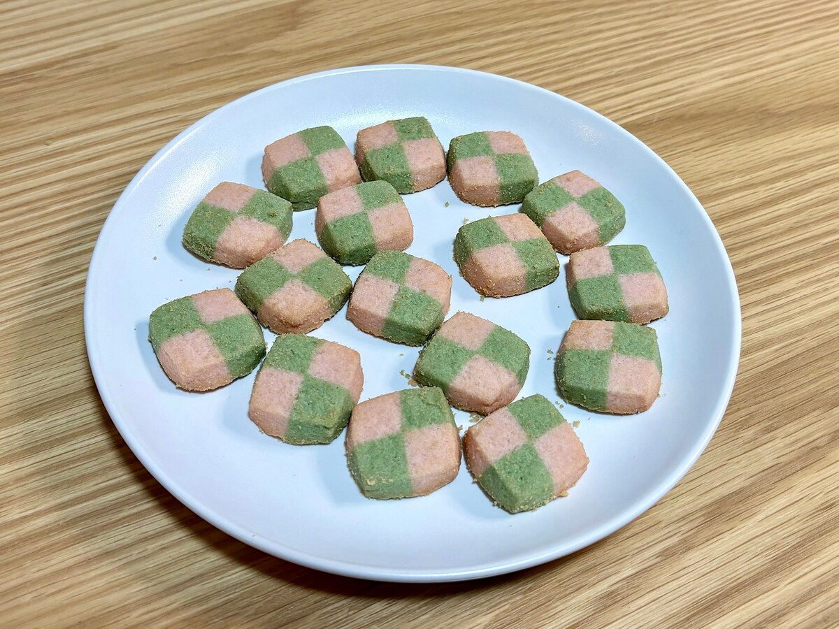 季節感あふれる鮮やかな市松模様がおしゃれ。サクサク軽い食感に、桜の風味が重なり絶品です 