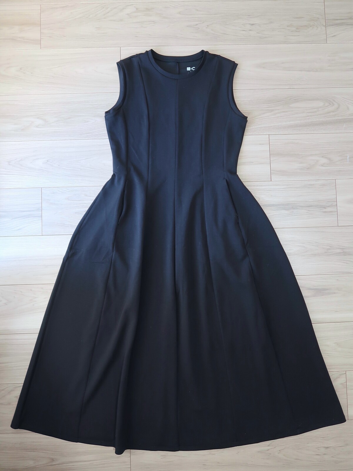 ユニクロ　フィットアンドフレアワンピース／ノースリーブ　4990円（税込）