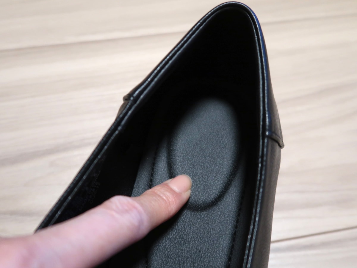 かかとの部分が少し盛り上がっていて、クッション性があります