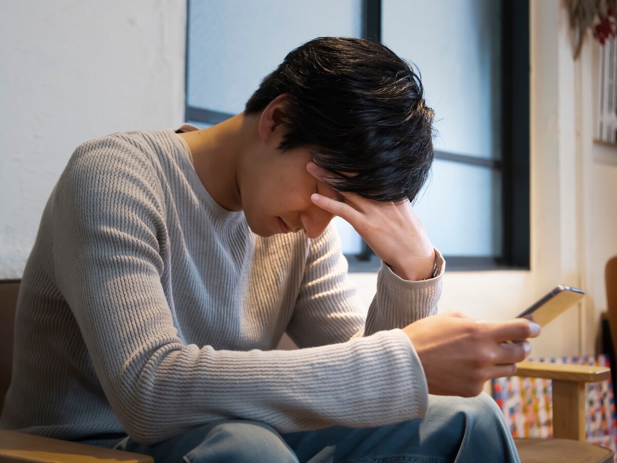 SNSでのエゴサに心身ともに疲弊……（画像：PIXTA）