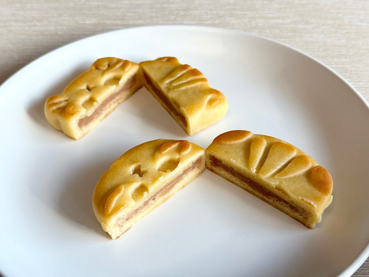 分かりやすいよう、断面をカットしてみました（ねこさんごめんなさい…）。中にはキャラメルあんがたっぷり！ 