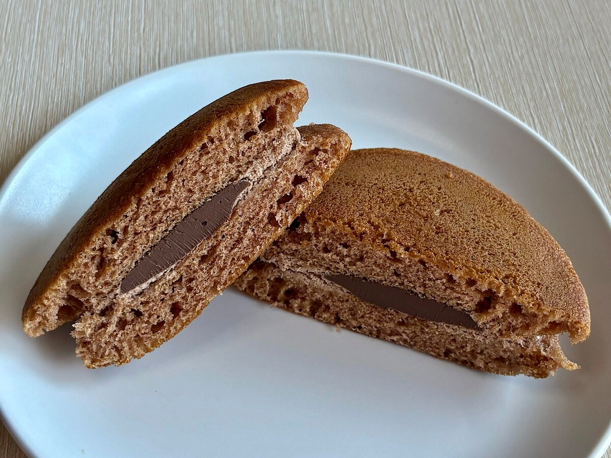 ふんわりとしたショコラ風味のパンケーキは、おやつはもちろん、朝食にもぴったりです 
