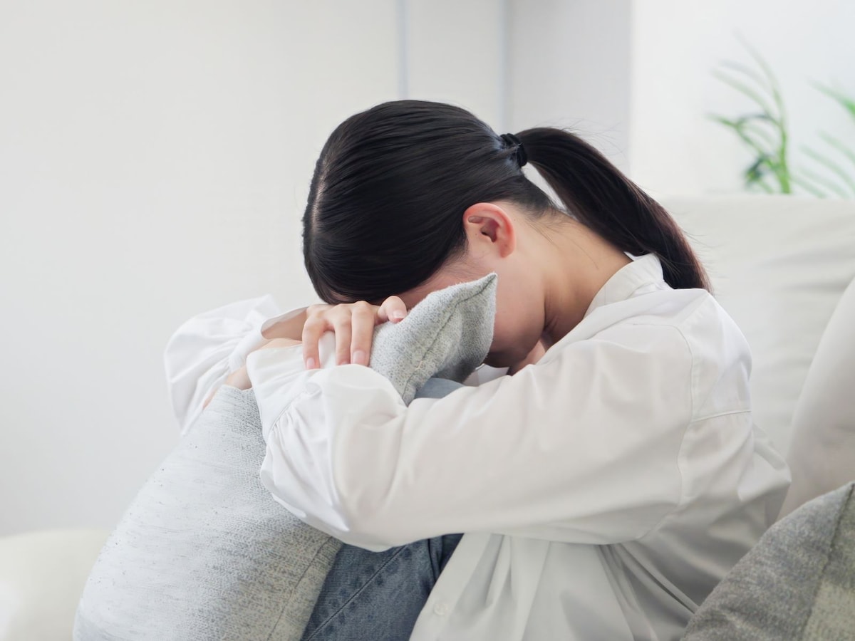 悲しむ人