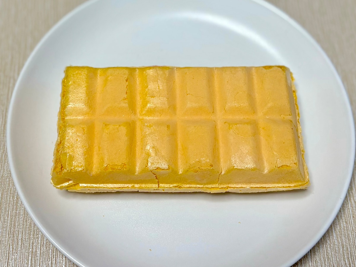 モナカの中には、2種類のアイス、いちごソース、いちごチョコが入っています