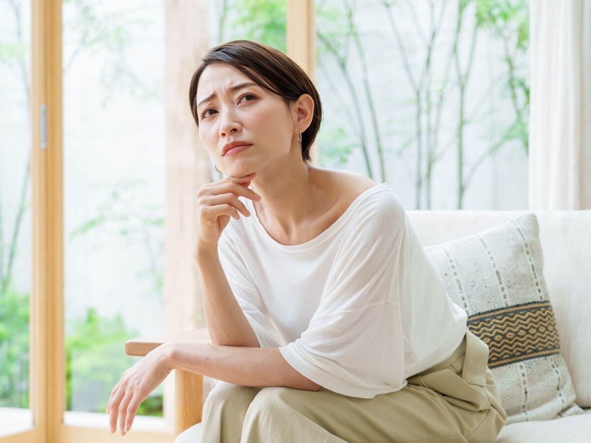 悩む女性