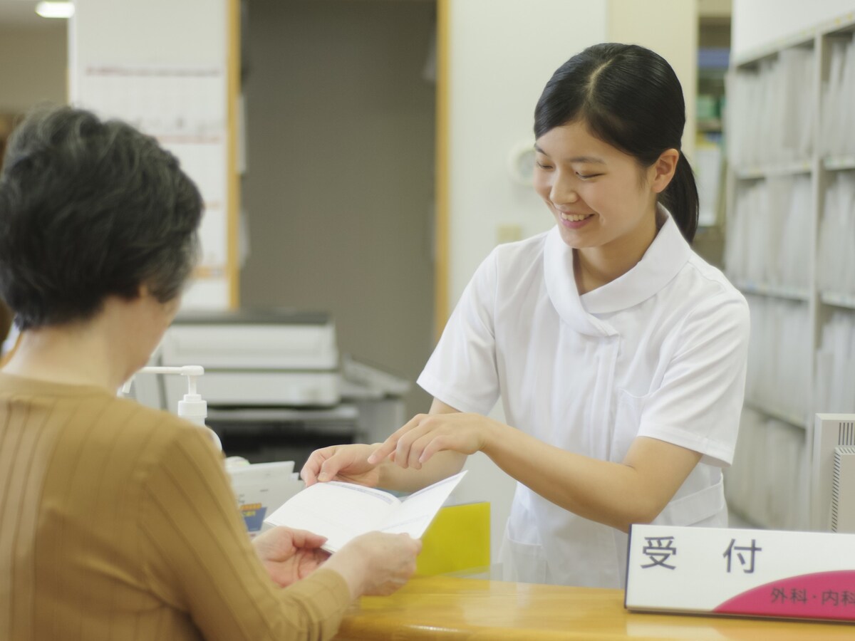 マイナ保険証の代わりの「資格確認書」って一生使い続けられるの？ ※画像：amanaimages