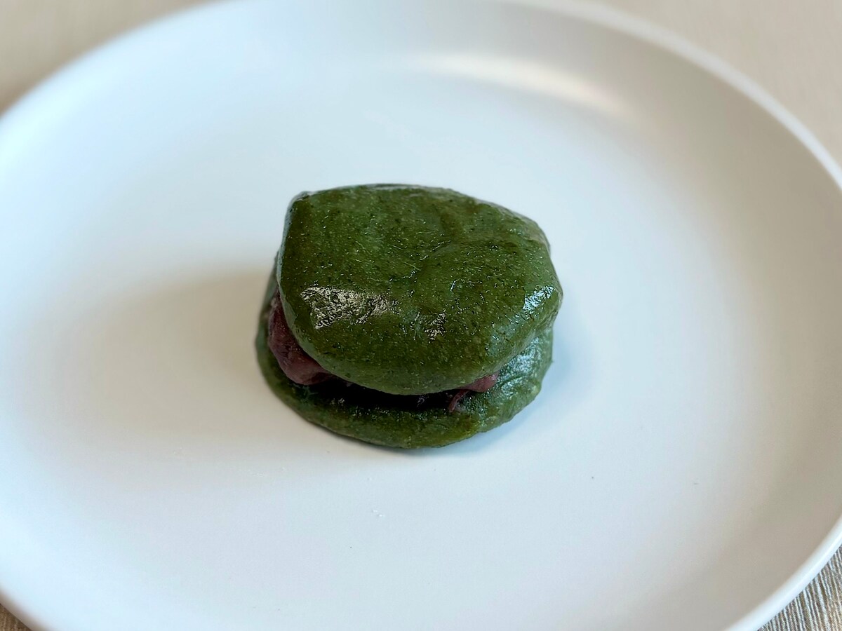 「手摘みよもぎの草餅」140円 （税込） 
