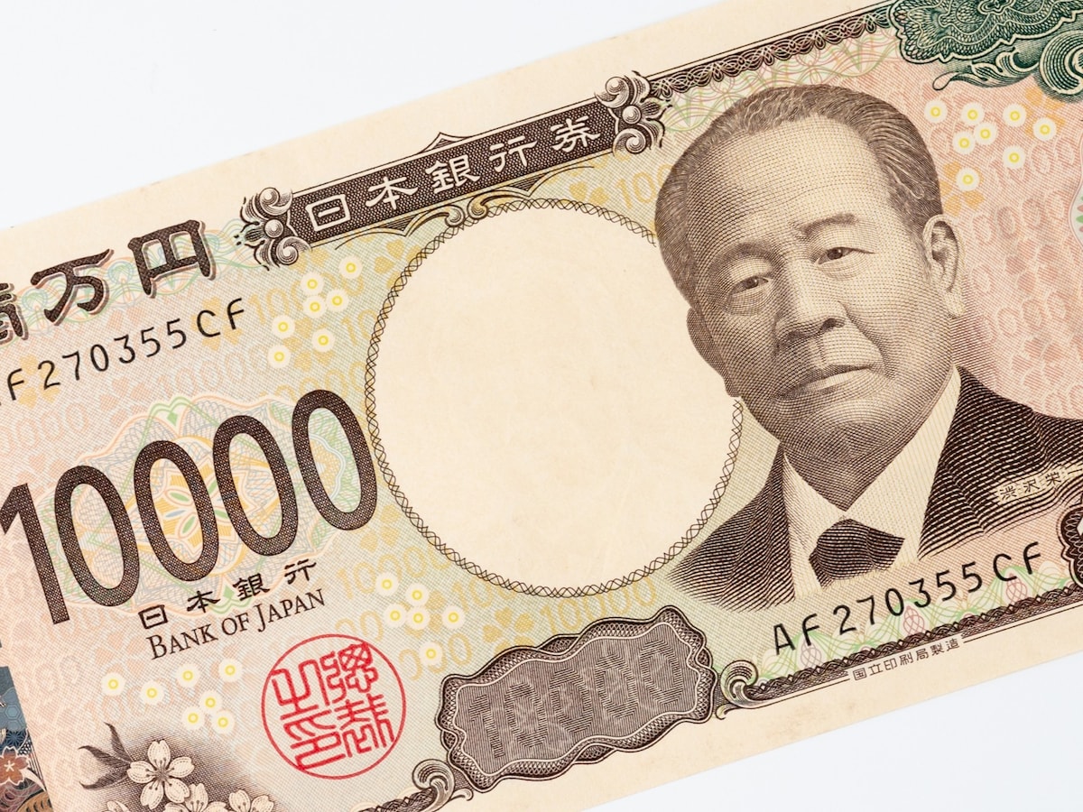 渋沢栄一の一万円札が額面の10倍の金額に！ 一体なぜなのでしょうか？ ※画像：PIXTA（画像はイメージ）