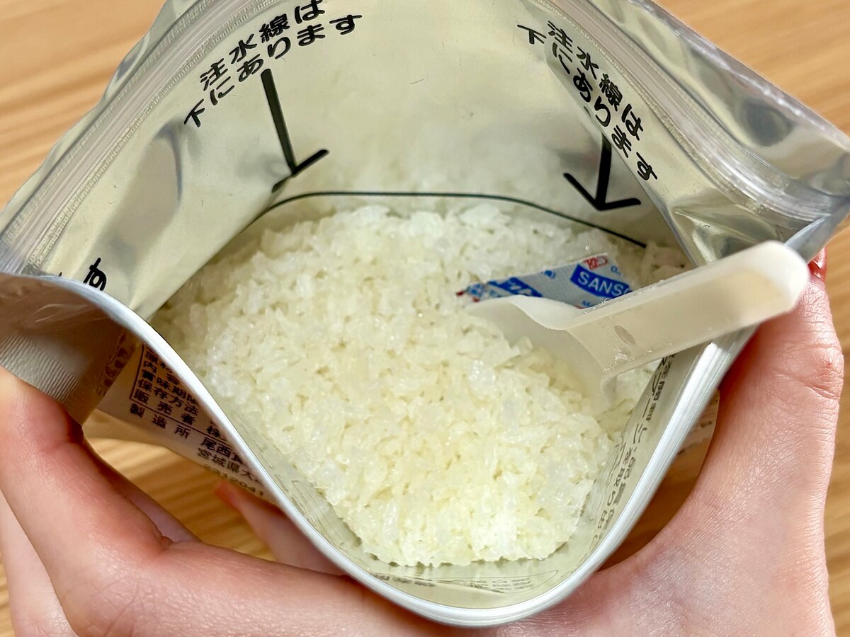 非常時に頼りになる備蓄ごはん。スプーンもついていて便利です