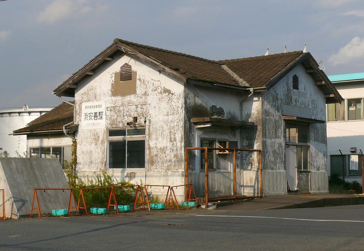 取り壊される前の浜安善駅の駅舎。「東京南鉄道管理局　浜安善駅」の駅名標が掲げられている（出典：ウィキペディア＝パブリックドメイン素材）