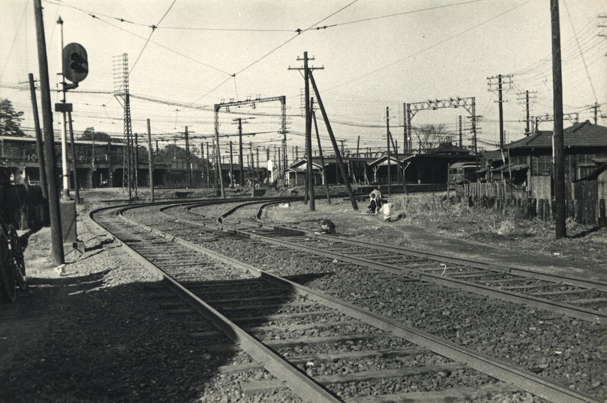 京浜電鉄と海岸電軌の連絡駅だった総持寺駅(現・本山前桜公園)。左手奥の高架駅が鶴見臨港鉄道の本山駅(1930年頃=提供:京急電鉄)