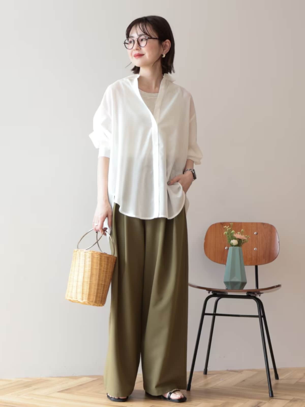 きれいめにもカジュアルにも着られるシンプルな白シャツは万能　出典：WEAR