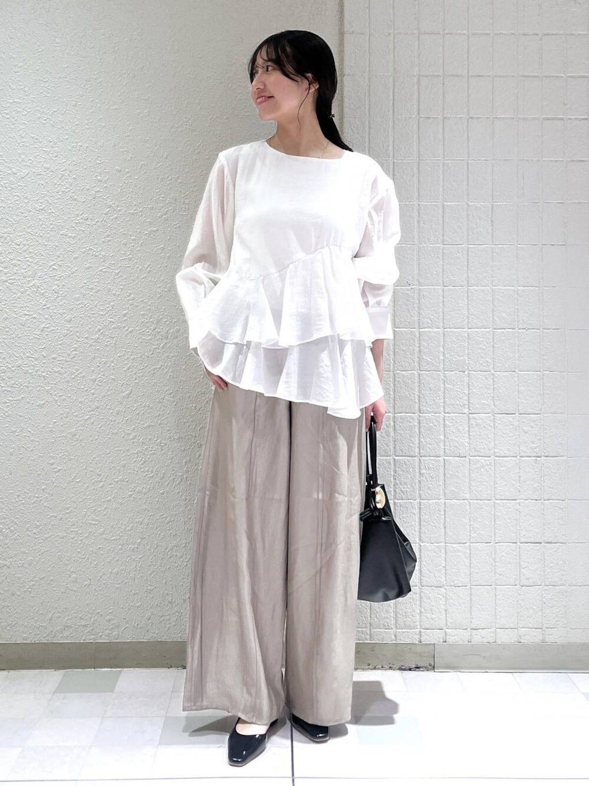 ウエストがほっそり見える白のペプラムブラウス　出典：WEAR