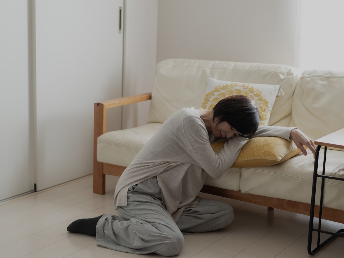 仕事と介護の両立に疲れ果てた女性の決断とは（画像：PIXTA）