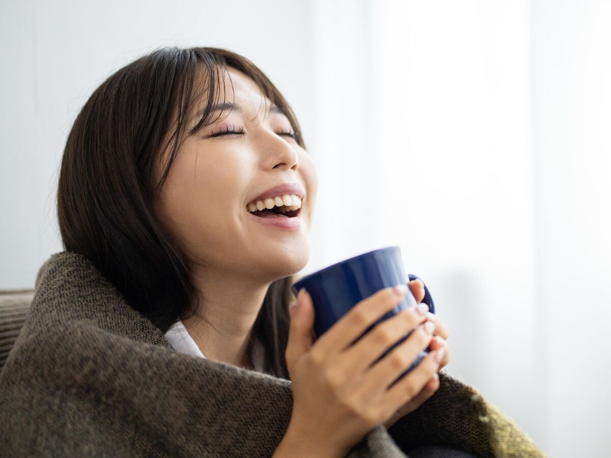 ココアを飲む女性