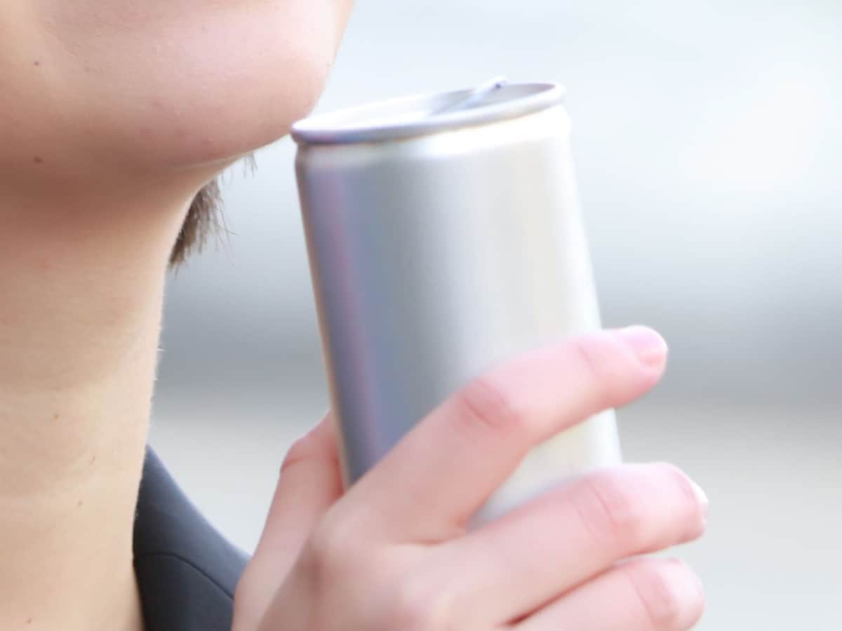 缶コーヒーを飲む女性