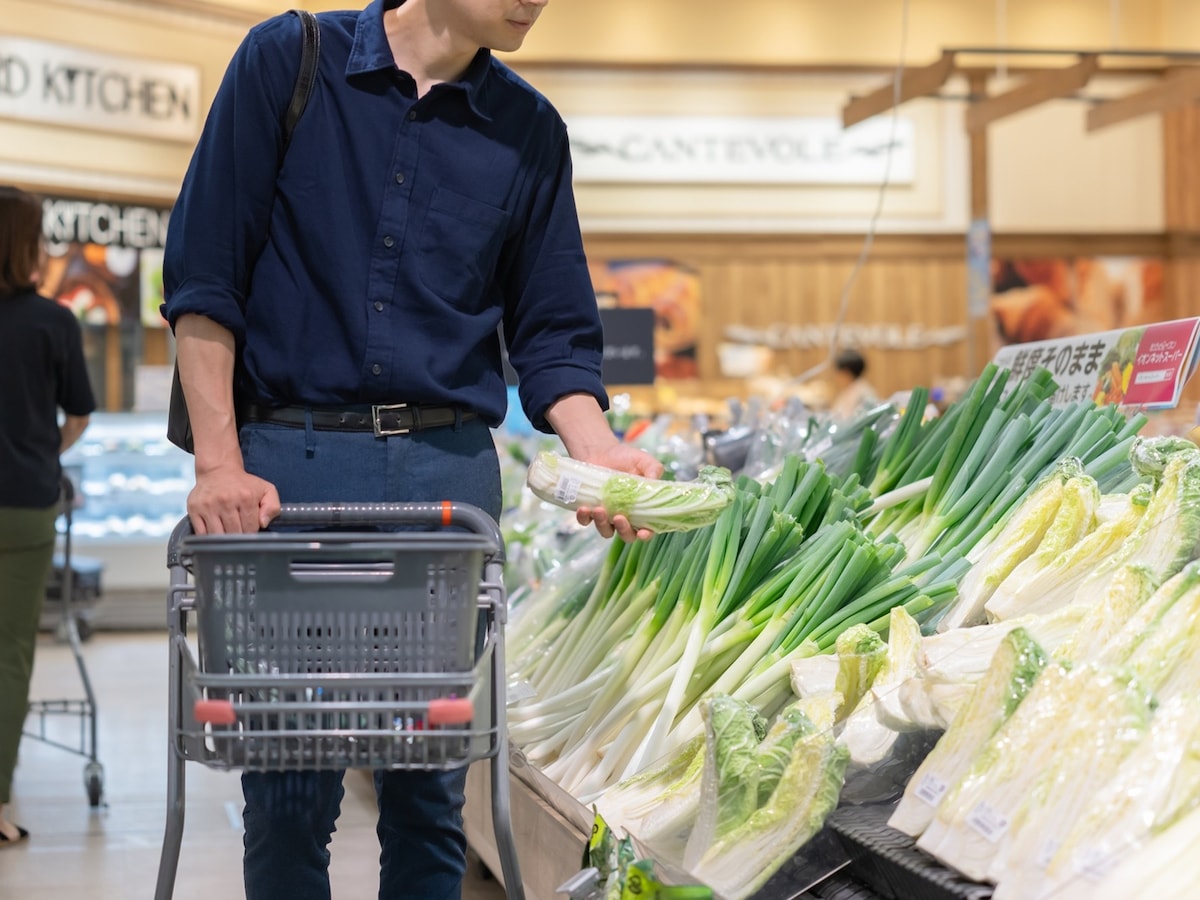 少しでも安い商品を買うために何店舗もはしご ※画像：PIXTA