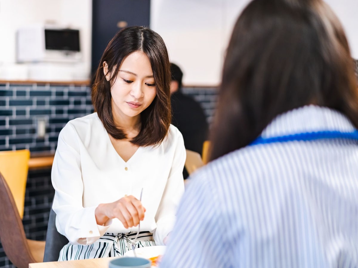 ランチをする会社員