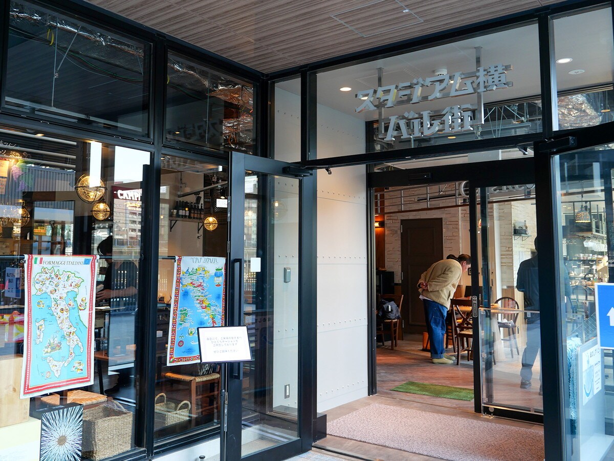 「スタジアム横バル街」には34店舗の小型店舗が並び、「はしご酒」を楽しめる