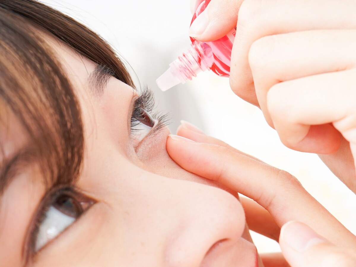 点眼薬をさす人