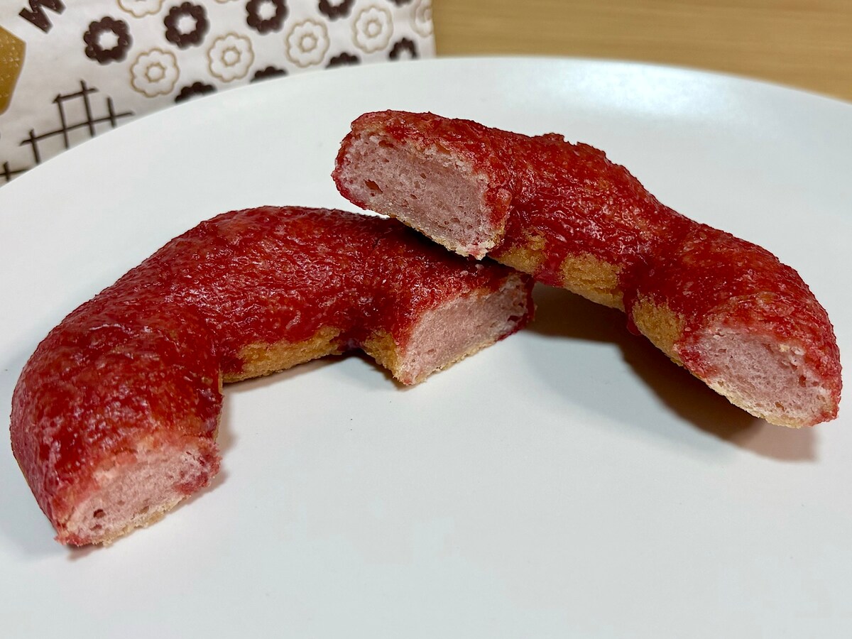 生地のもちもち食感が主役のドーナツ。いちごジャムのような甘い風味が広がって美味！