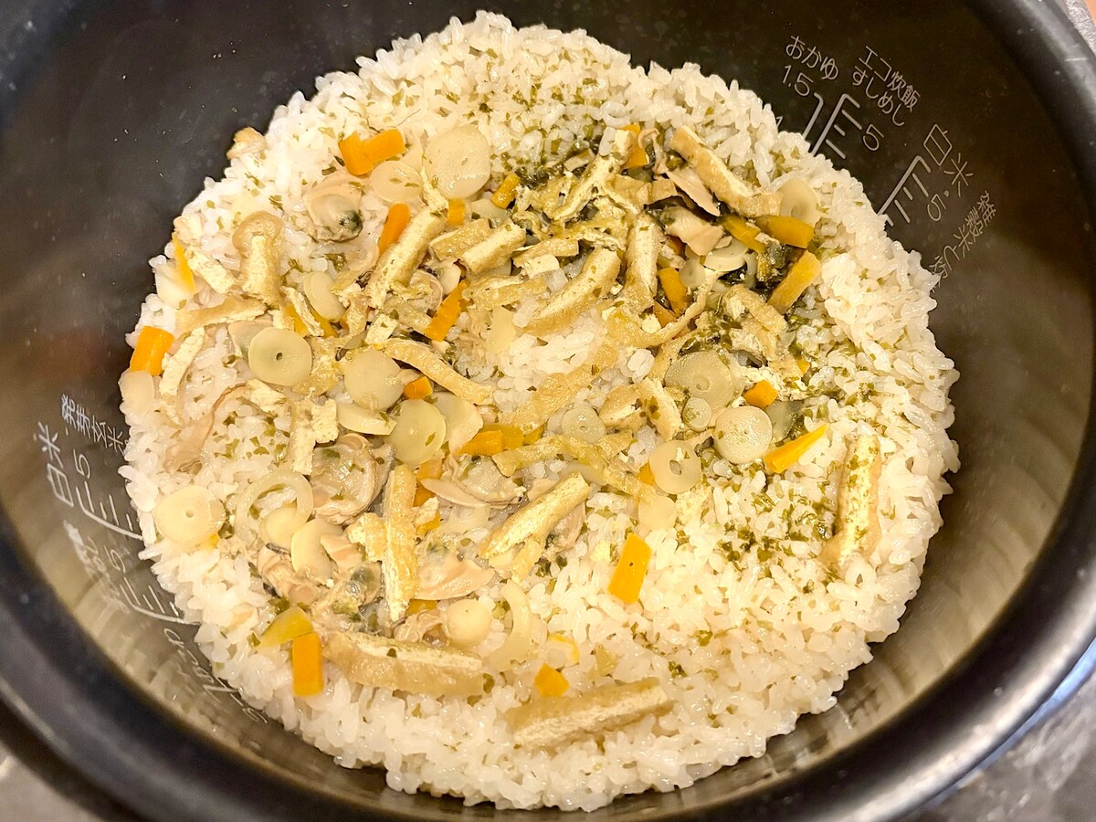 家にあるお米を用意し、本品に入っている具材とだしを加えて炊飯するだけで完成！ 