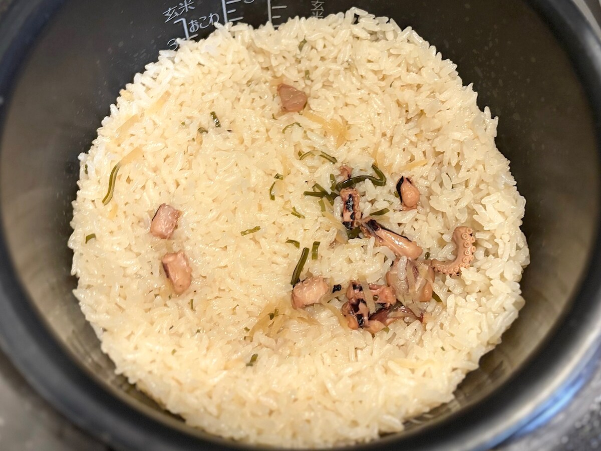 2合分炊いたら、このように仕上がります。炊飯器をあけた瞬間、タコと生姜のいい香りがふわっとします！ 