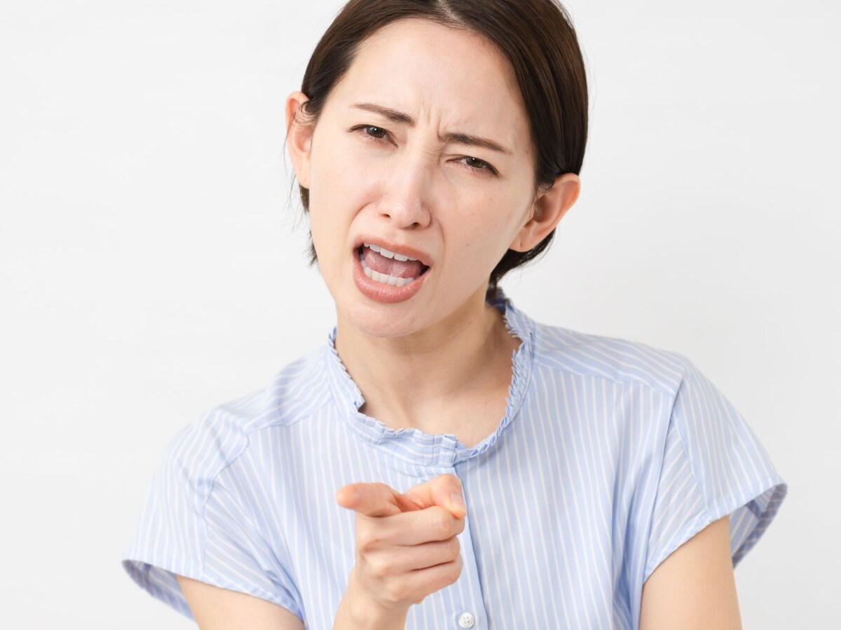 怒る女性