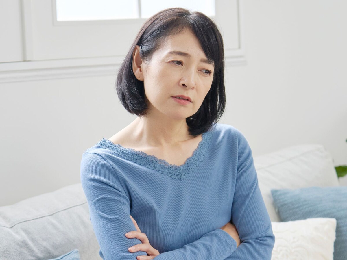 悩む女性