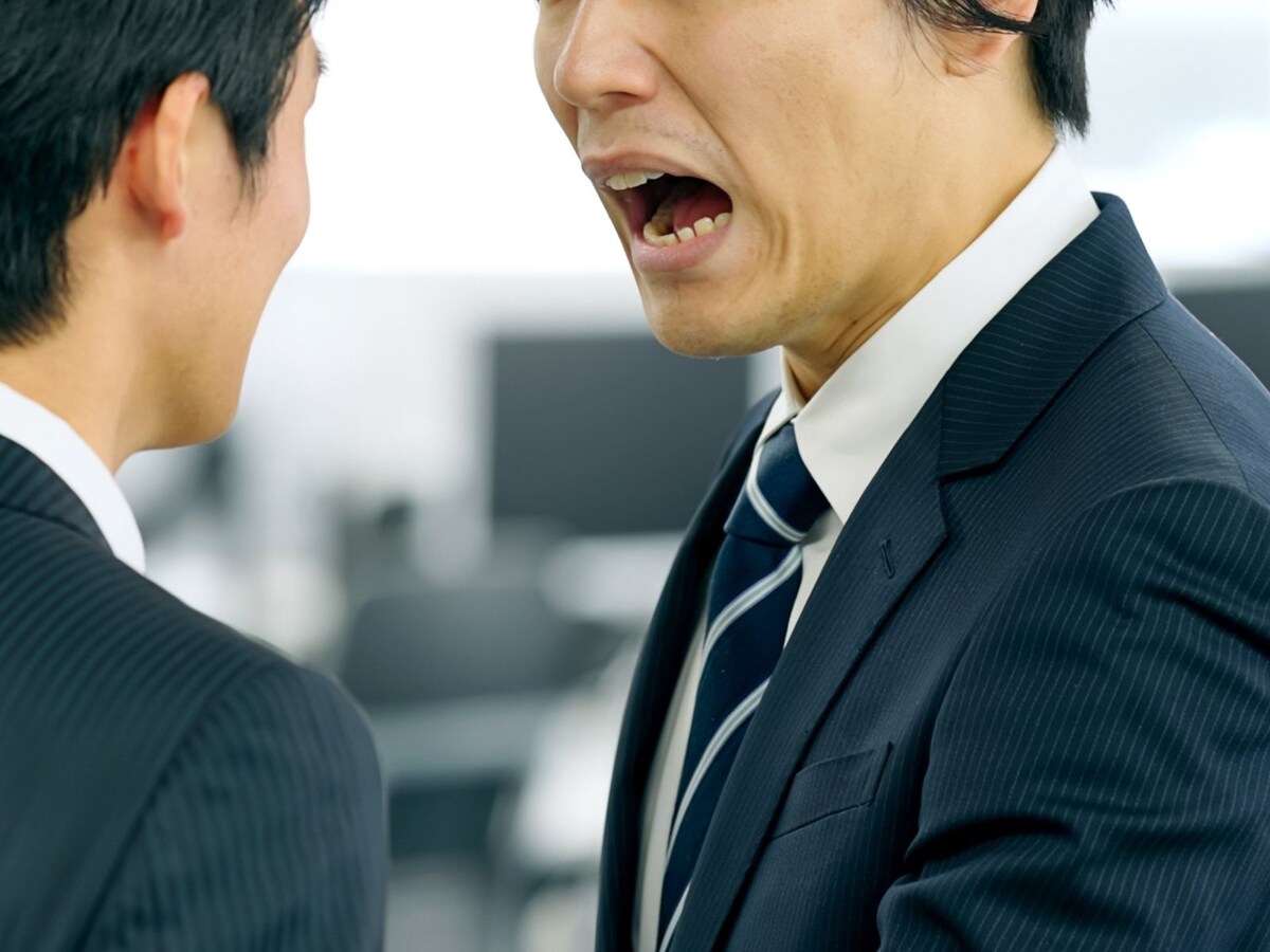怒っている人